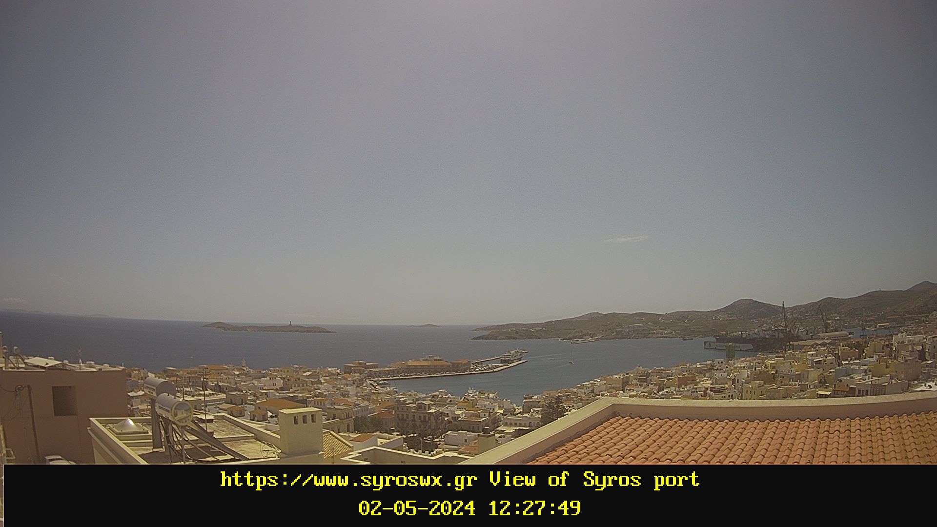 Ζωντανή εικόνα με το λιμάνι της Σύρου